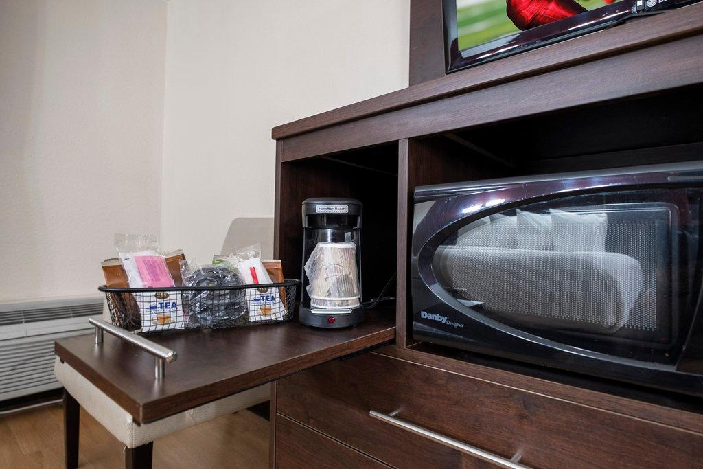 Hotel Red Roof Plus+ & West - Cedar Bluff 3*