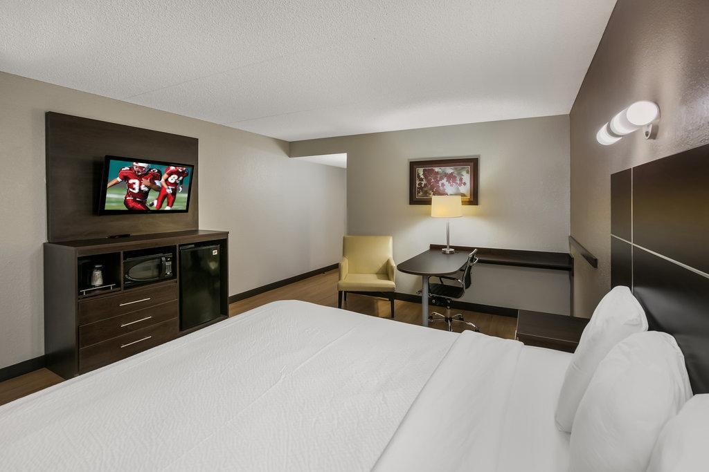 Hotel Red Roof Plus+ & West - Cedar Bluff